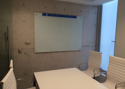 Oficina con pizarra